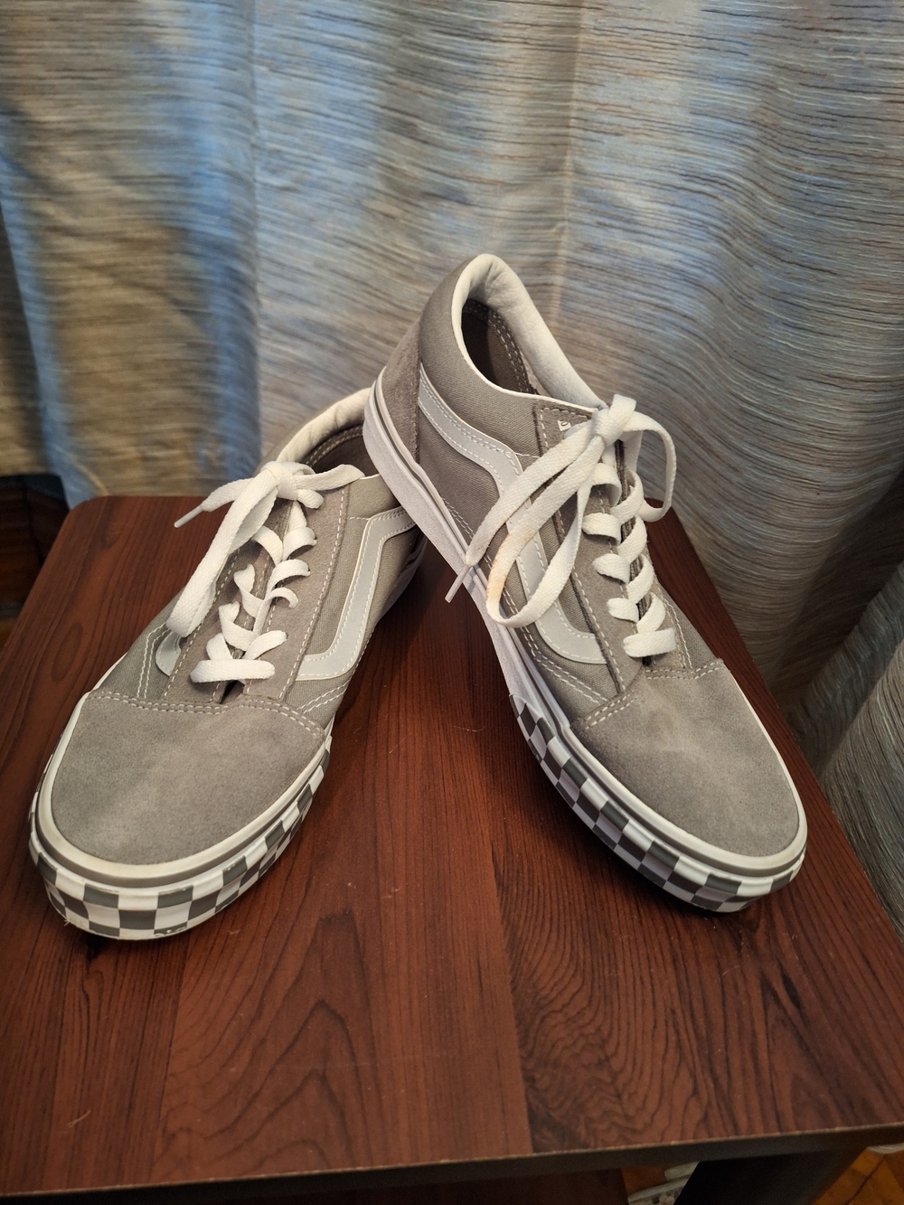 Vans Gray Suede Old Skool Shoe.